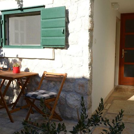 Apartments Larsen Omis Exterior photo