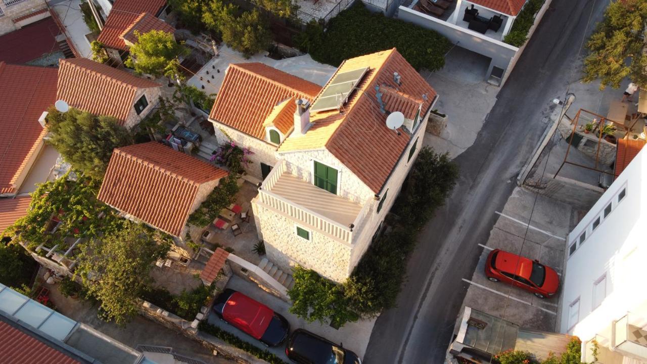 Apartments Larsen Omis Exterior photo