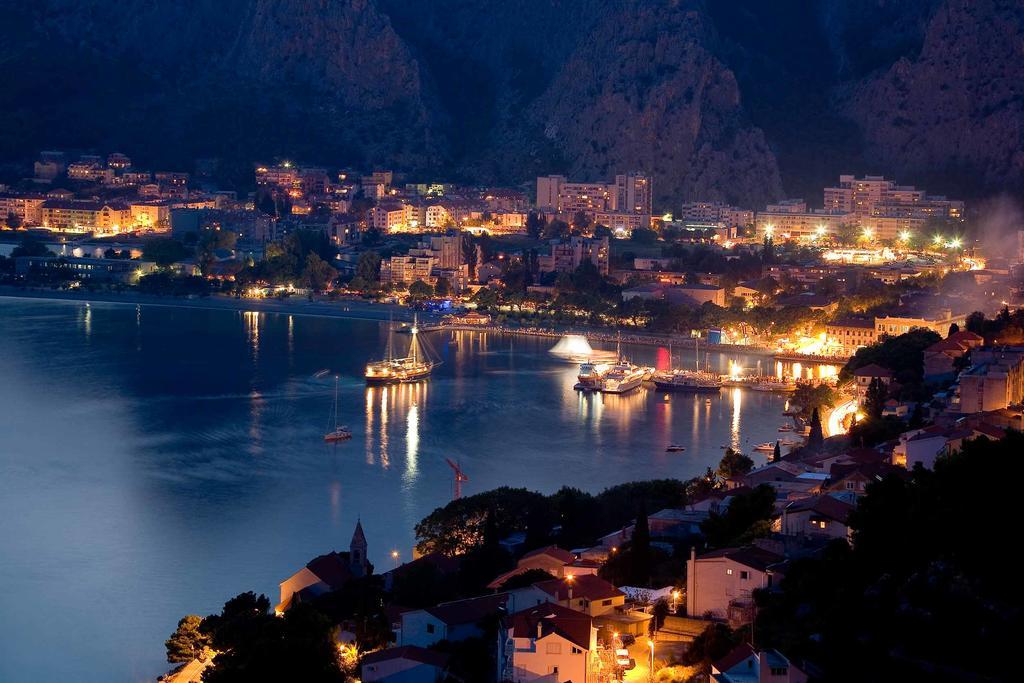 Apartments Larsen Omis Exterior photo