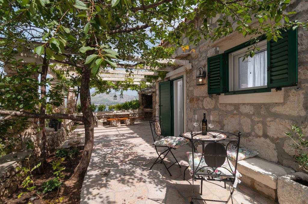 Apartments Larsen Omis Exterior photo