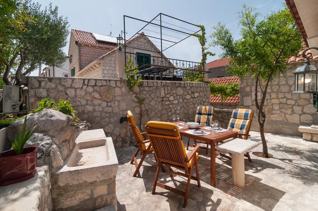 Apartments Larsen Omis Exterior photo