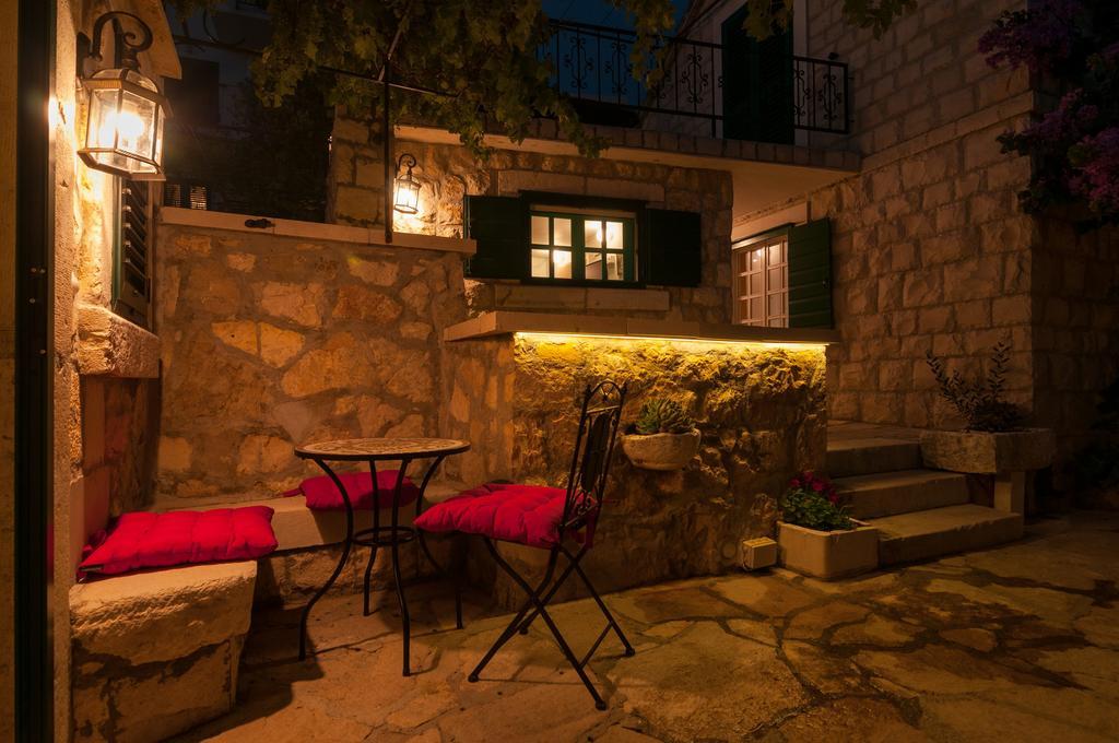 Apartments Larsen Omis Exterior photo