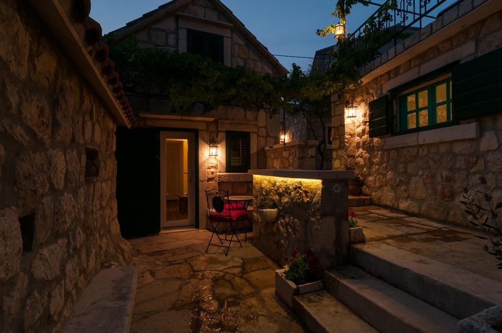 Apartments Larsen Omis Exterior photo