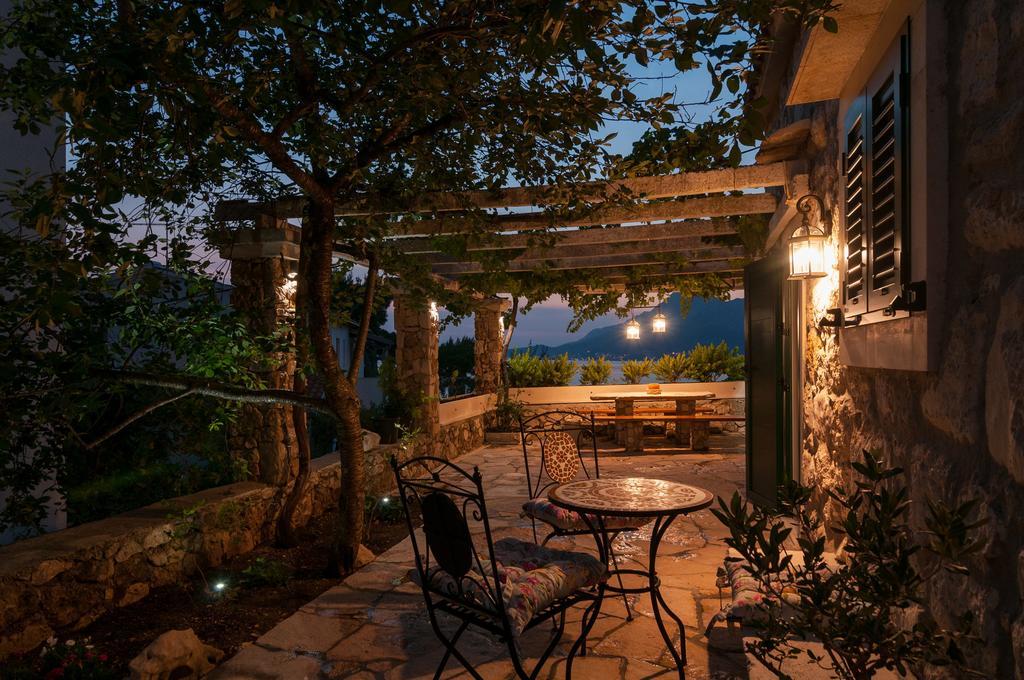 Apartments Larsen Omis Exterior photo