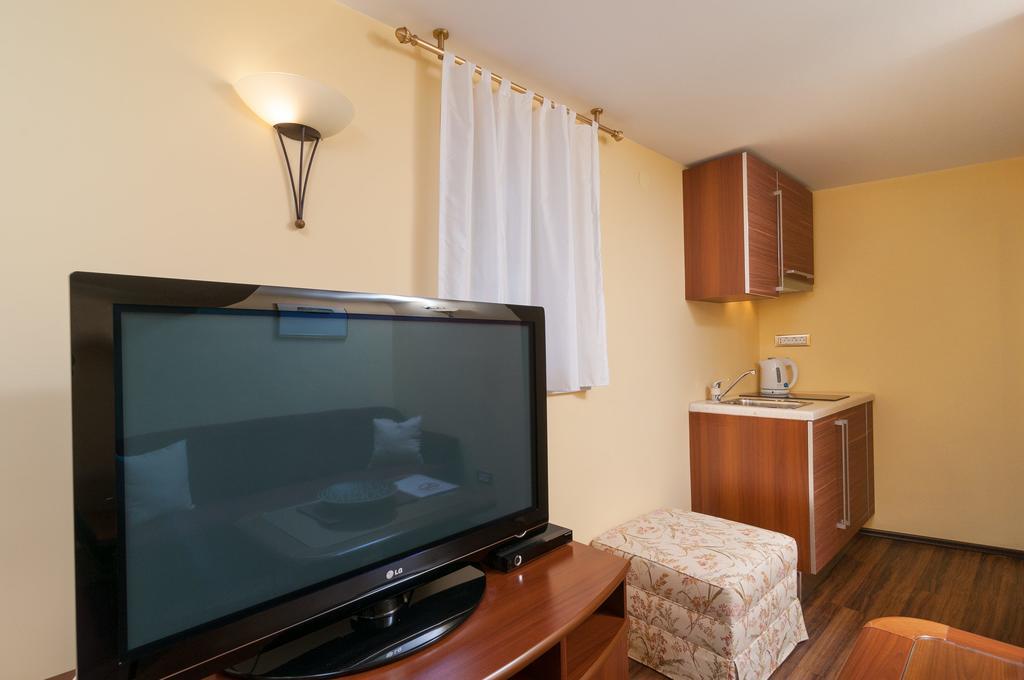 Apartments Larsen Omis Exterior photo