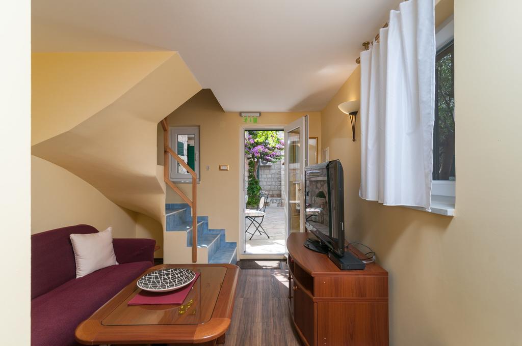 Apartments Larsen Omis Exterior photo
