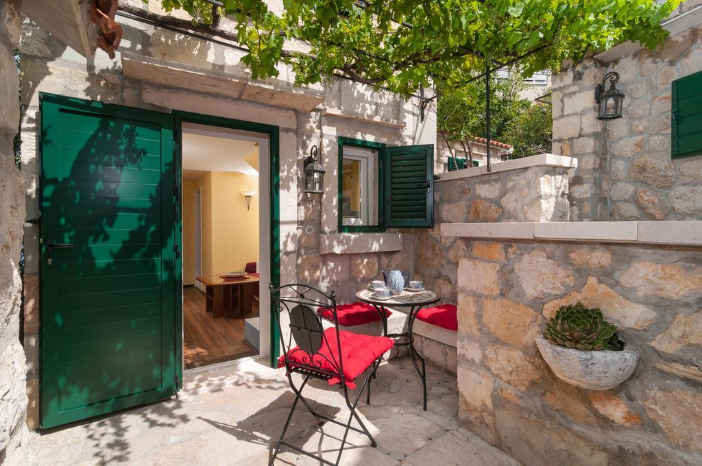 Apartments Larsen Omis Exterior photo