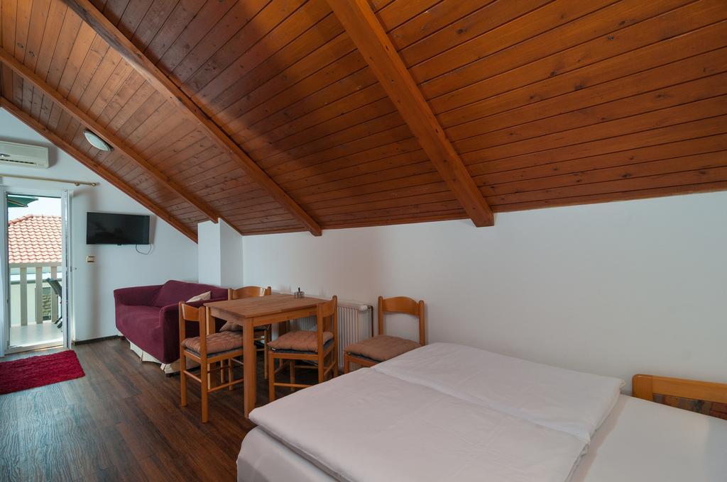 Apartments Larsen Omis Exterior photo