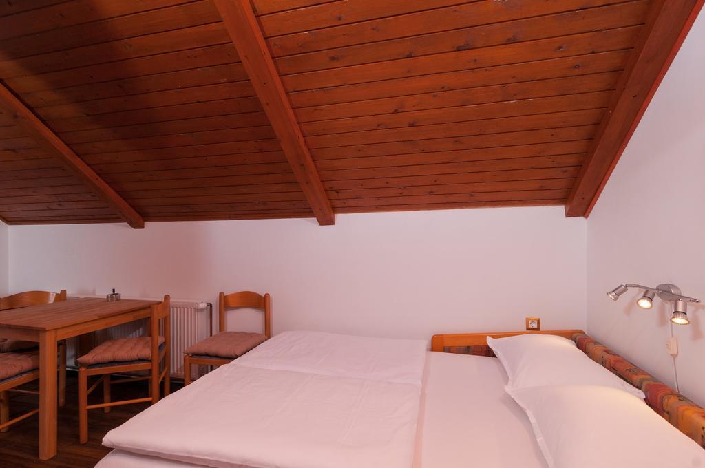 Apartments Larsen Omis Exterior photo
