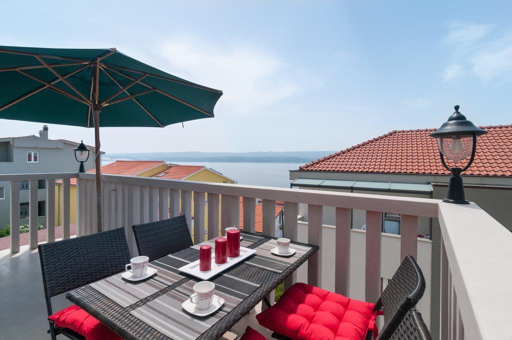 Apartments Larsen Omis Exterior photo