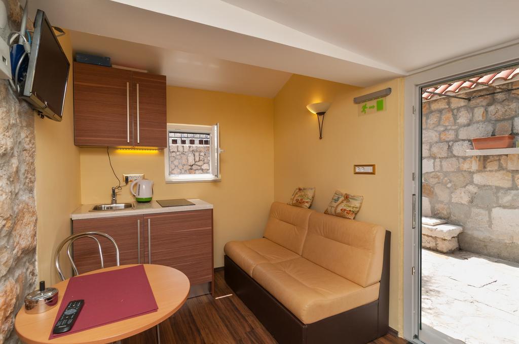 Apartments Larsen Omis Exterior photo