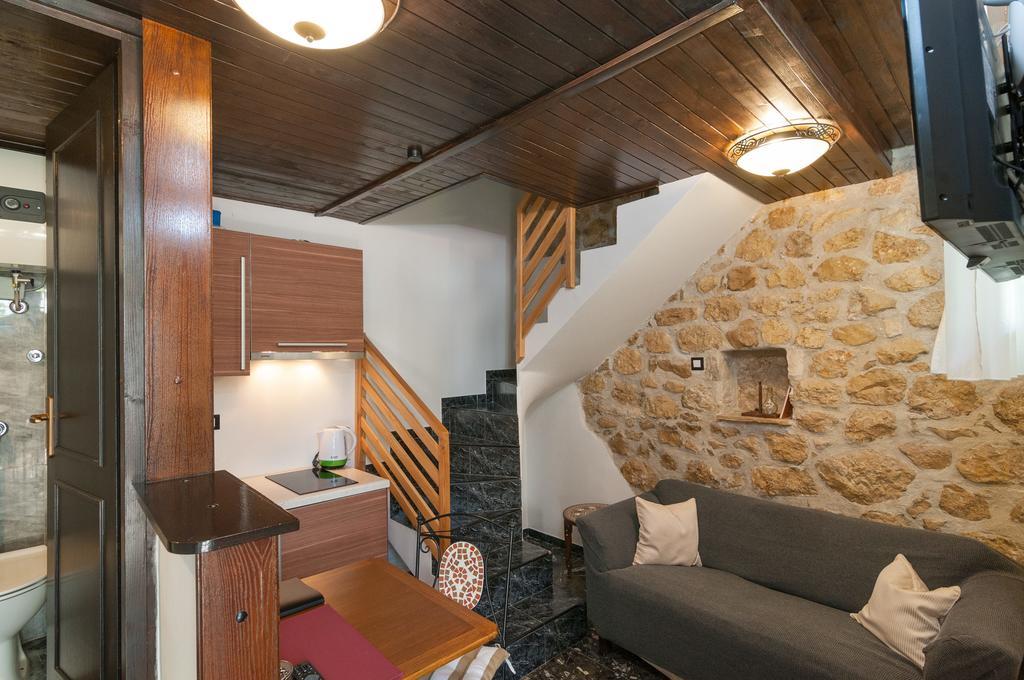 Apartments Larsen Omis Exterior photo