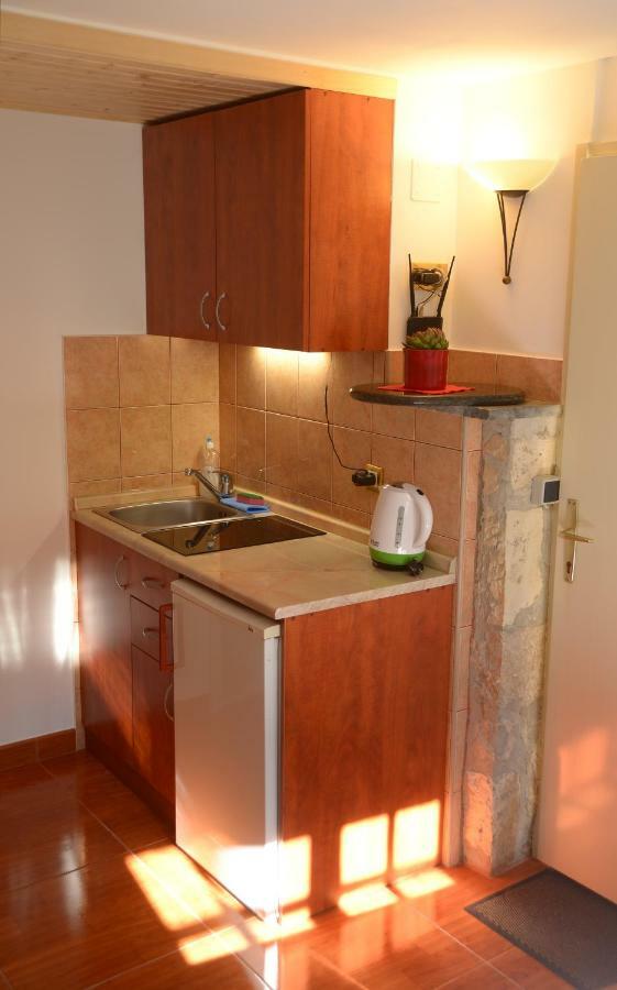 Apartments Larsen Omis Exterior photo