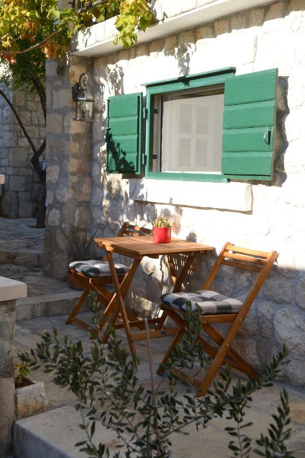 Apartments Larsen Omis Exterior photo