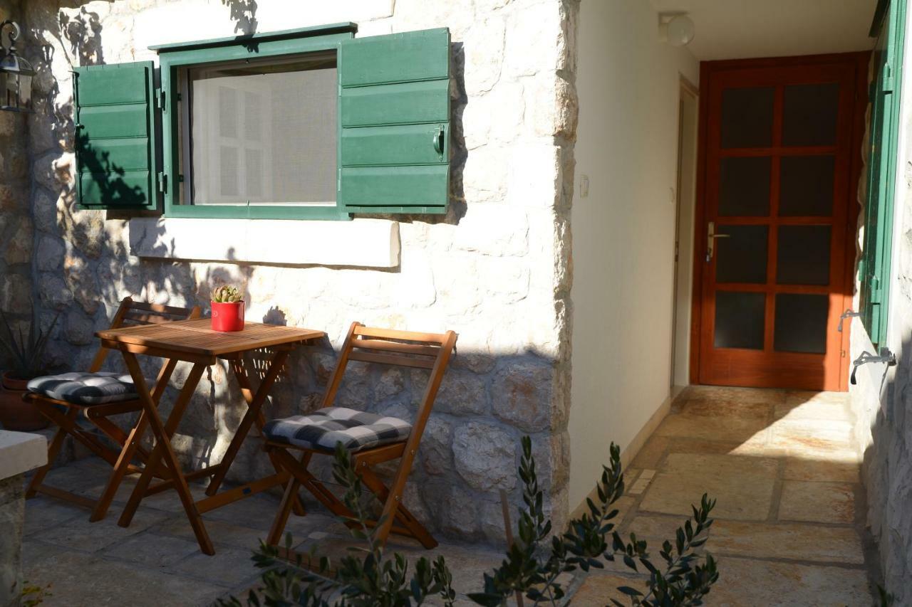 Apartments Larsen Omis Exterior photo